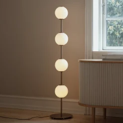 UMAGE LED-lattiavalo Audrey, messinkivärinen, korkeus 128 cm, 4-lamppuinen.