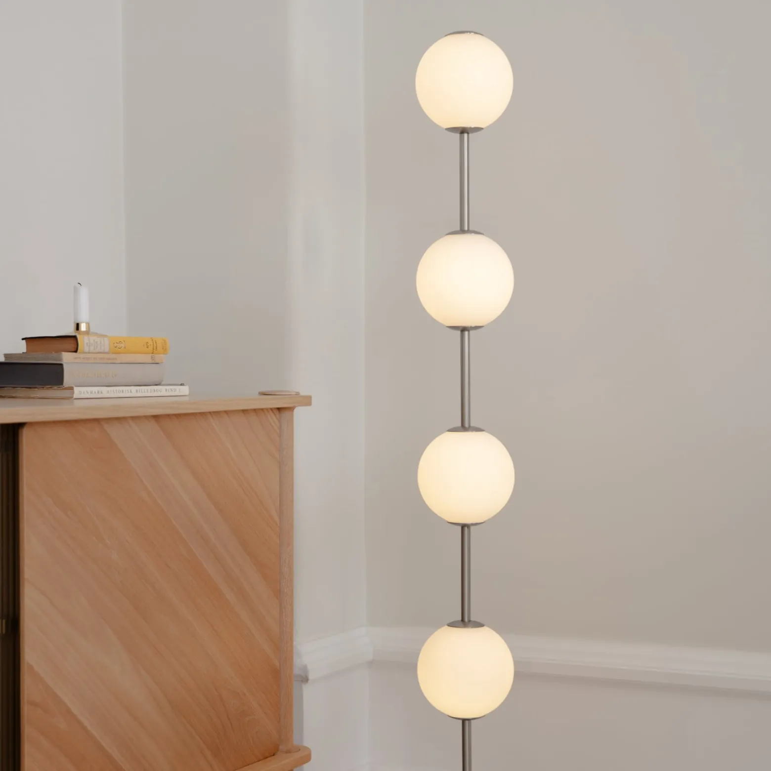 UMAGE LED-lattiavalo Audrey, teräksenvärinen, korkeus 128 cm, 4-lamppuinen.