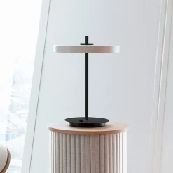 UMAGE LED-pöytävalaisin Asteria Table, USB, helmiäisvalkoinen/musta