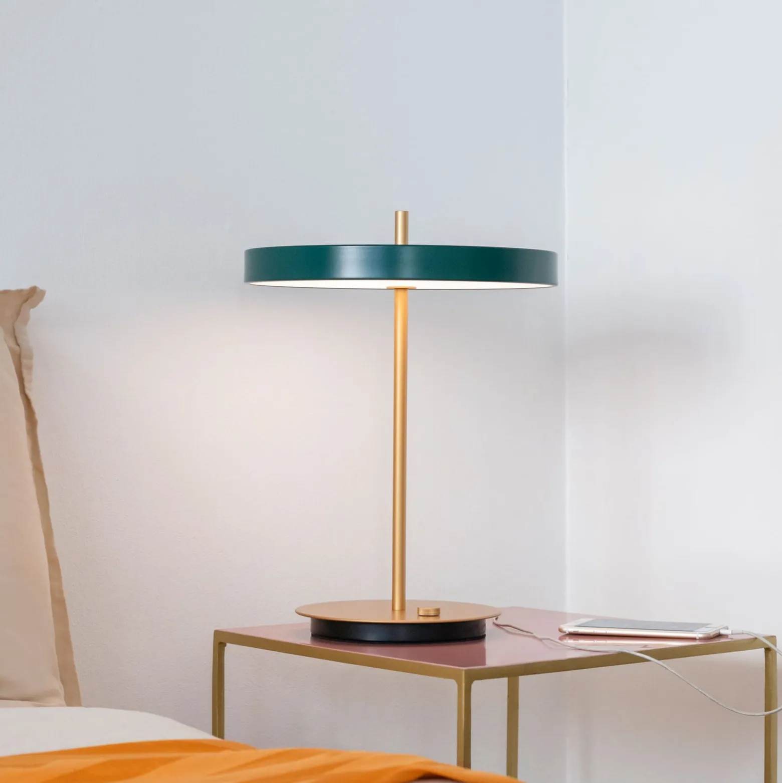 UMAGE LED-pöytävalaisin Asteria Table, USB, metsänvihreä/messinki