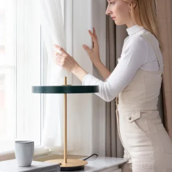 UMAGE LED-pöytävalaisin Asteria Table, USB, metsänvihreä/messinki