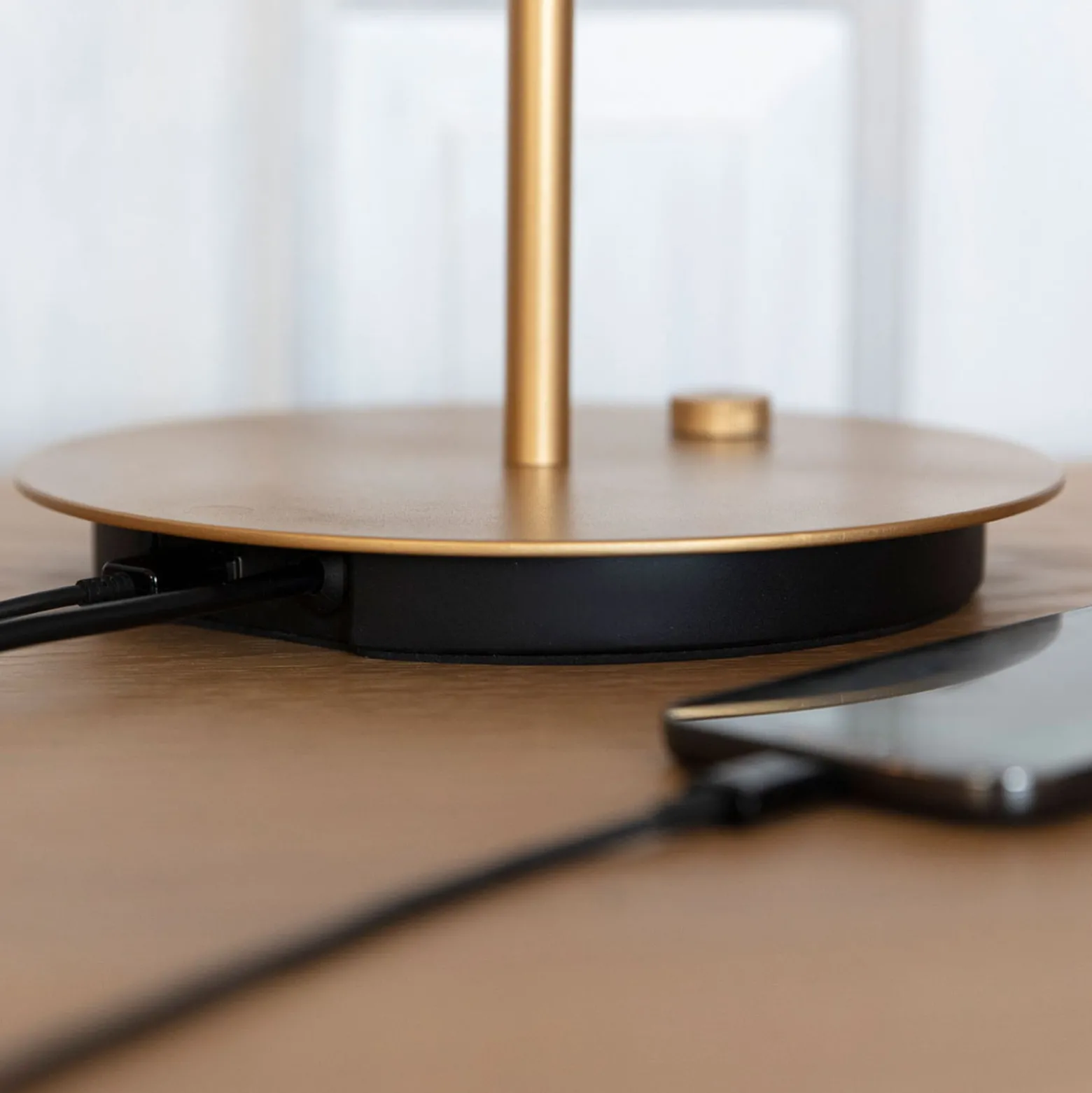 UMAGE LED-pöytävalaisin Asteria Table, USB, metsänvihreä/messinki