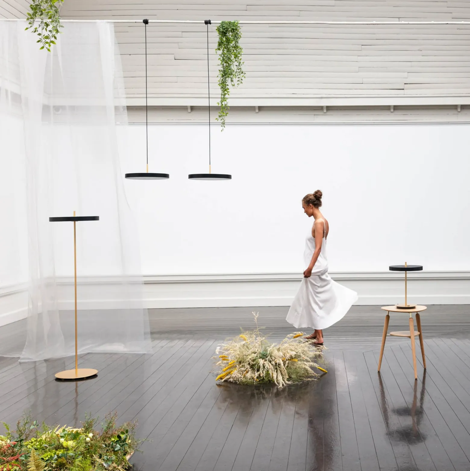 UMAGE LED-pöytävalaisin Asteria Table, USB, musta/messinki