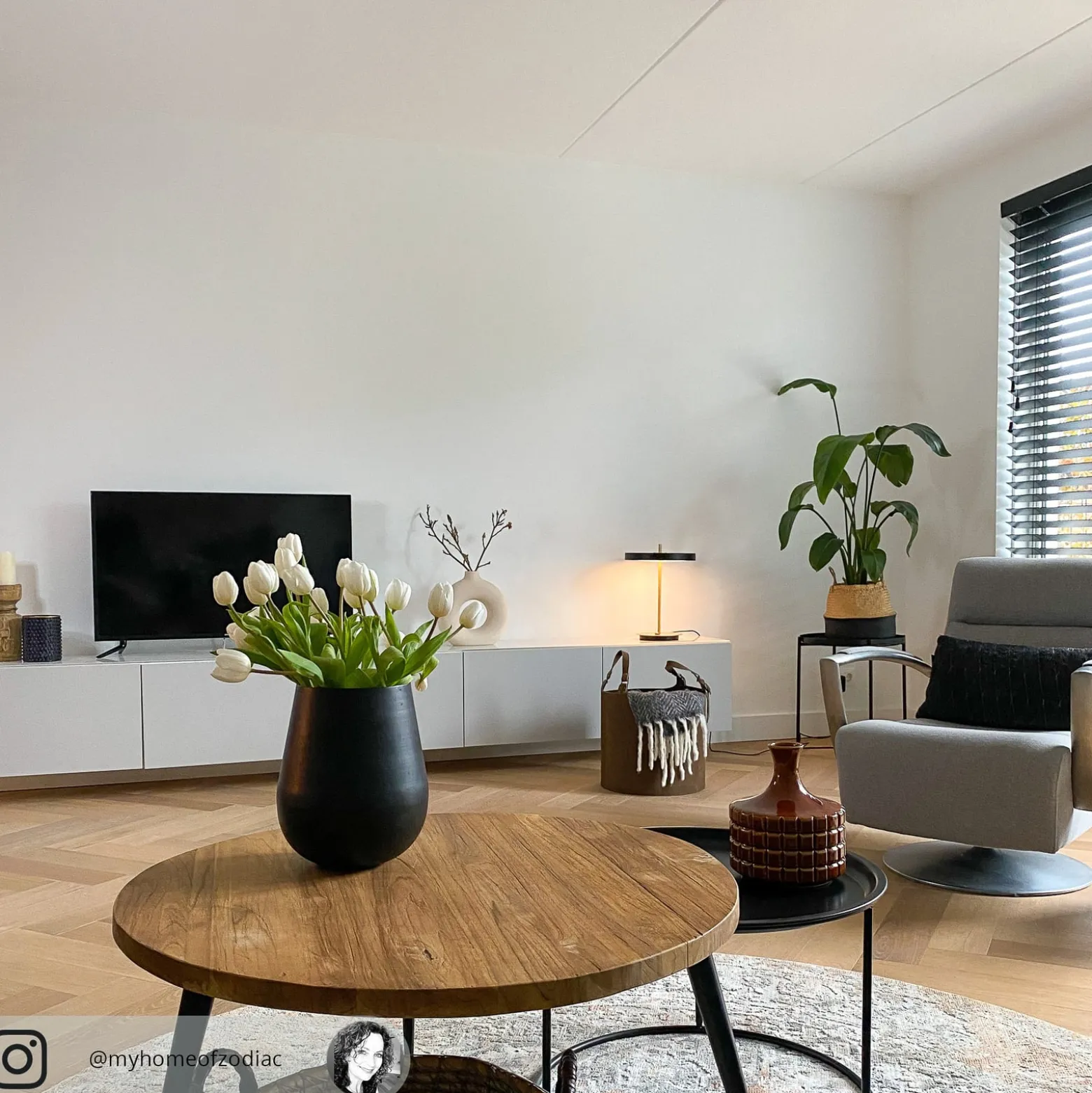 UMAGE LED-pöytävalaisin Asteria Table, USB, musta/messinki