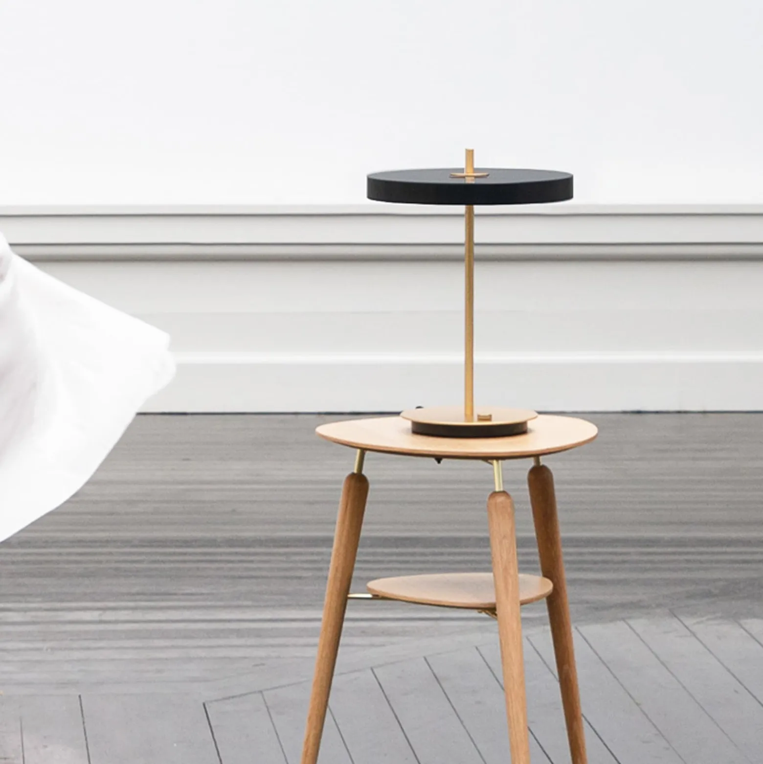 UMAGE LED-pöytävalaisin Asteria Table, USB, musta/messinki