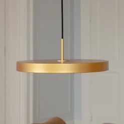 UMAGE LED-riippuvalaisin Asteria Medium, messinkivärinen Ø 43 cm