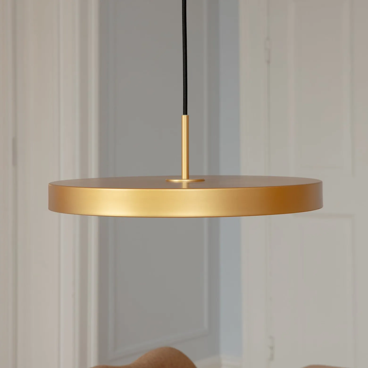 UMAGE LED-riippuvalaisin Asteria Medium, messinkivärinen Ø 43 cm