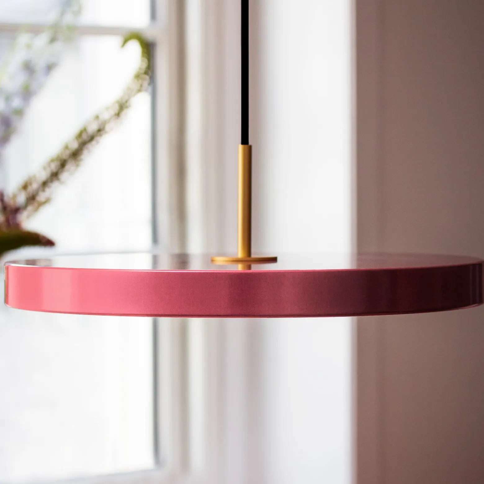 UMAGE LED-riippuvalaisin Asteria Medium, ruusukulta/messinki, Ø 43 cm