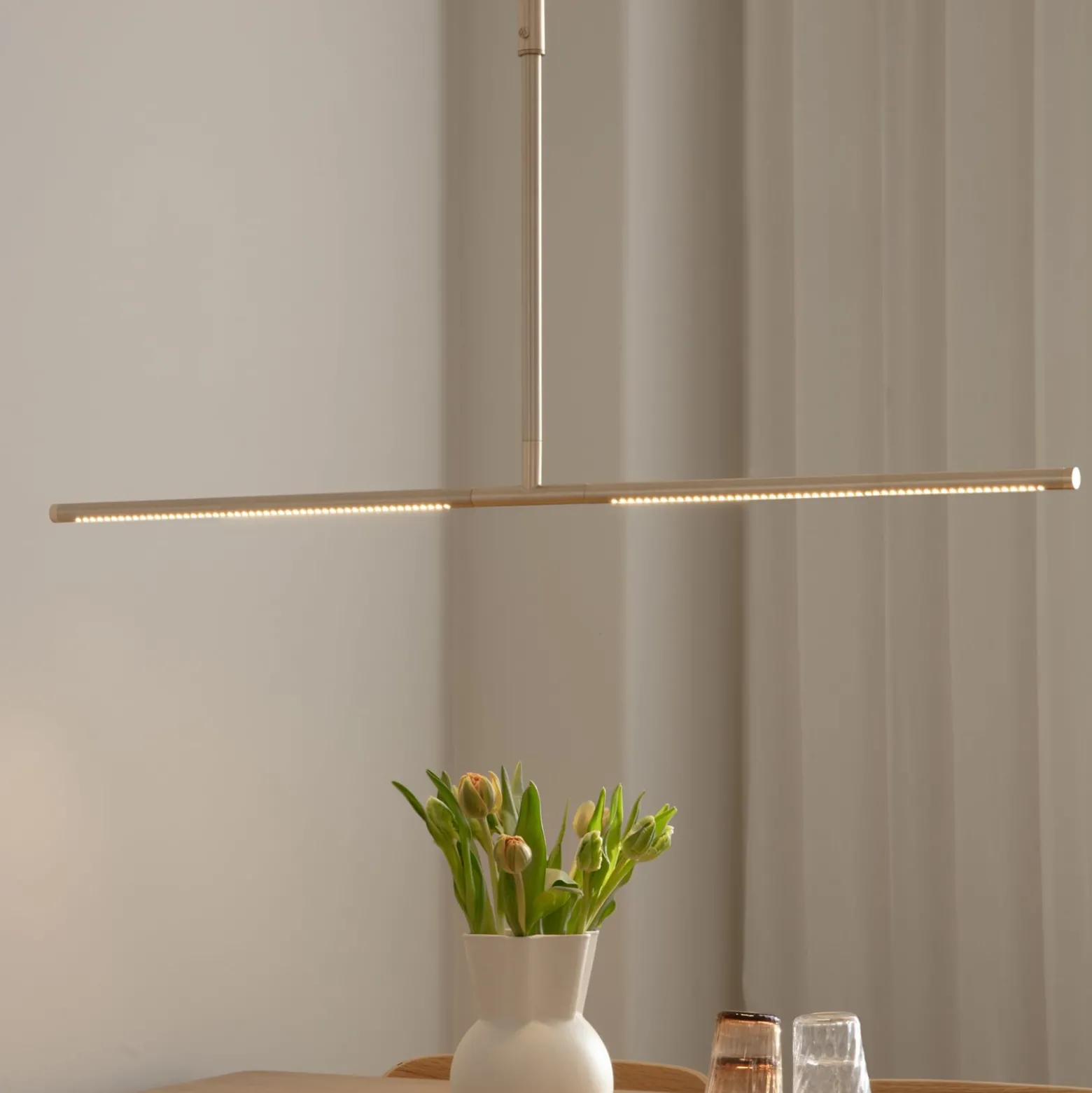 UMAGE LED-riippuvalaisin Omni, messinkivärinen Pituus 107 cm 2-lamppuinen.