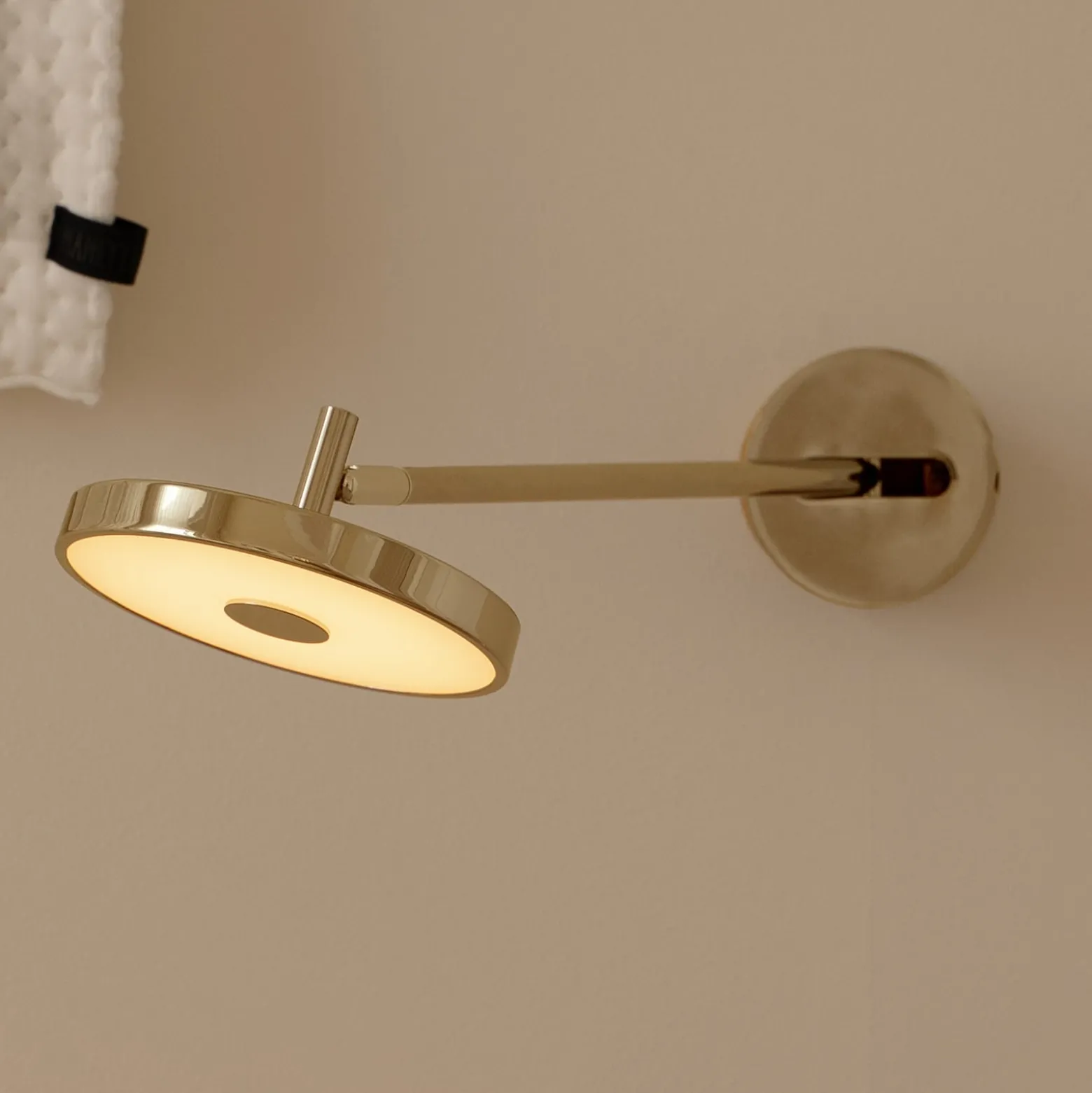 UMAGE LED-seinävalaisin Asteria LONG HW, kiillotettu messinki, 45 cm