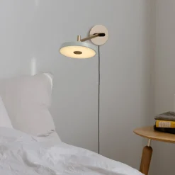 UMAGE LED-seinävalaisin Asteria Long, oliivi/messinki, pistoke