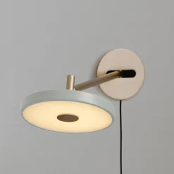 UMAGE LED-seinävalaisin Asteria Long, oliivi/messinki, pistoke
