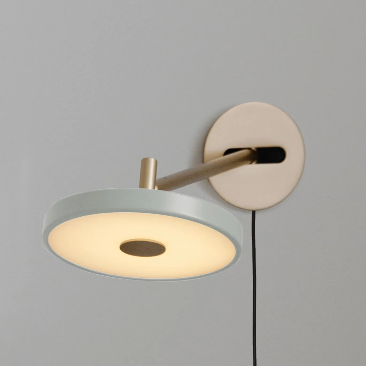 UMAGE LED-seinävalaisin Asteria Long, oliivi/messinki, pistoke
