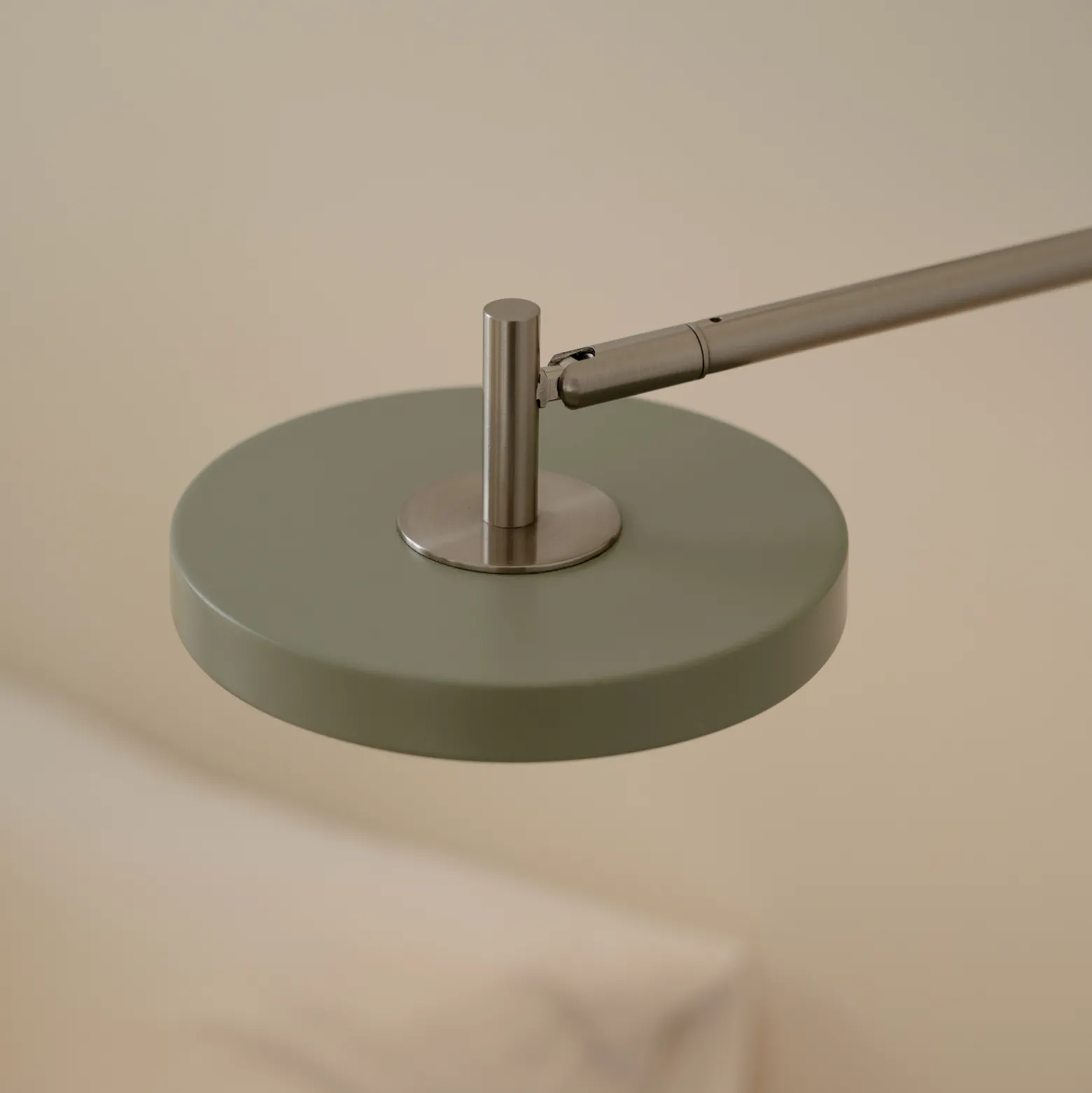 UMAGE LED-seinävalaisin Asteria Long, oliivinvihreä, teräs, kiinteä johdotus