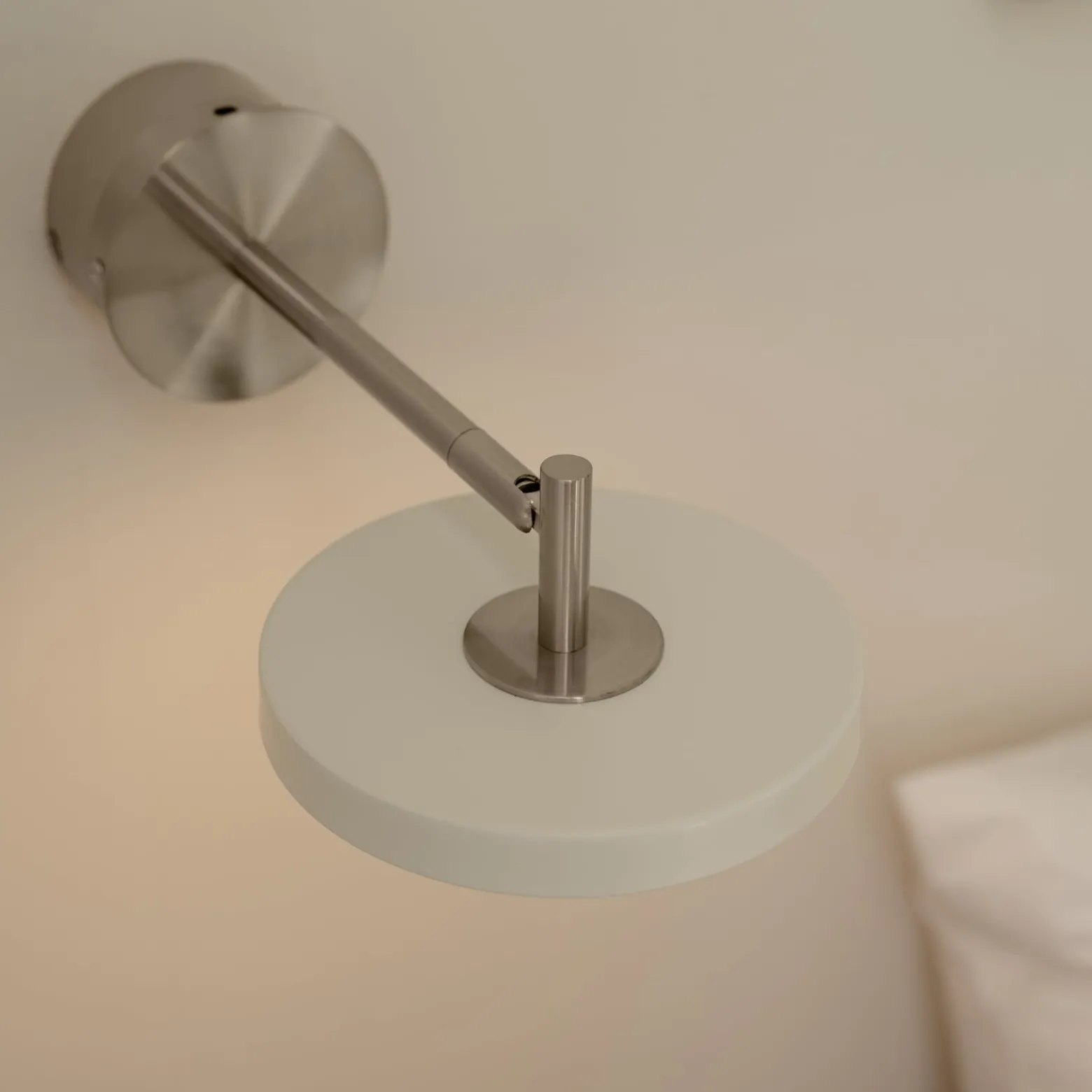 UMAGE LED-seinävalaisin Asteria Short, harmaa, teräs, kiinteä johdotus