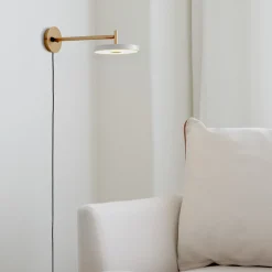 UMAGE LED-seinävalaisin Asteria Short, vaaleanharmaa/messinki, pistoke