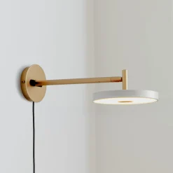 UMAGE LED-seinävalaisin Asteria Short, vaaleanharmaa/messinki, pistoke