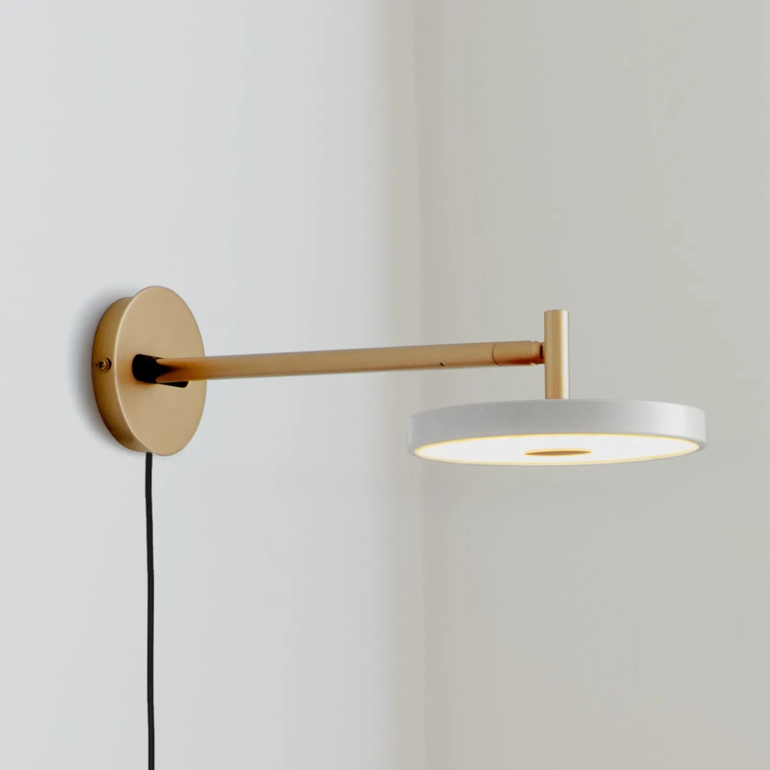 UMAGE LED-seinävalaisin Asteria Short, vaaleanharmaa/messinki, pistoke