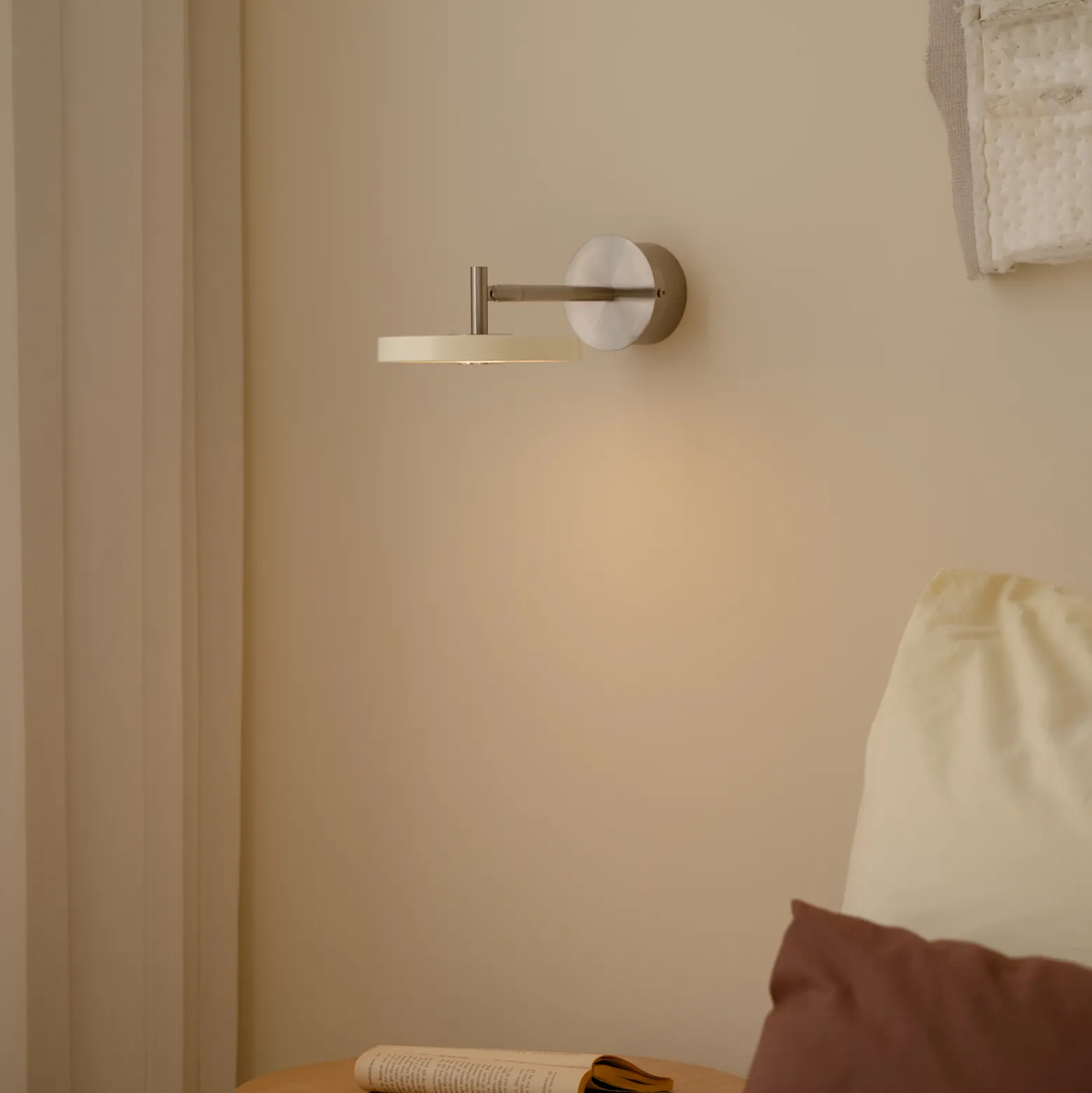 UMAGE LED-seinävalaisin Asteria Short, valkoinen, teräs, kiinteä johdotus