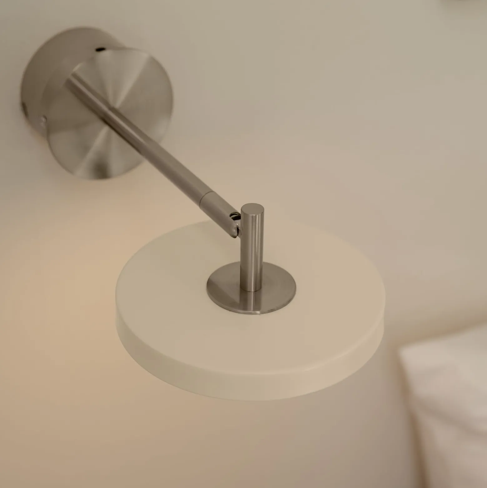 UMAGE LED-seinävalaisin Asteria Short, valkoinen, teräs, kiinteä johdotus