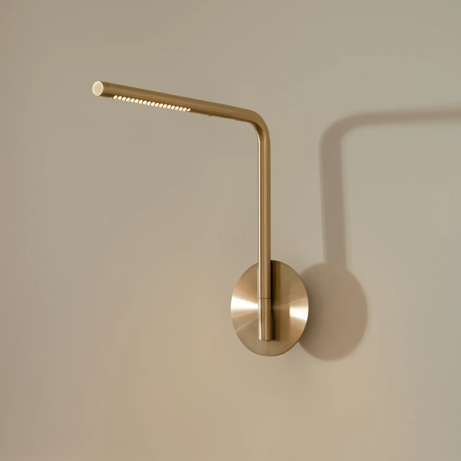 UMAGE LED-seinävalaisin Omni Pivot, messinkivärinen, himmennettävä