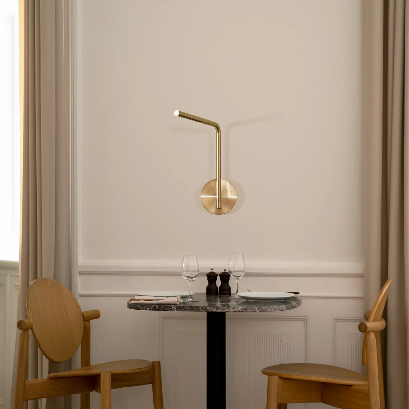 UMAGE LED-seinävalaisin Omni Pivot, messinkivärinen, himmennettävä
