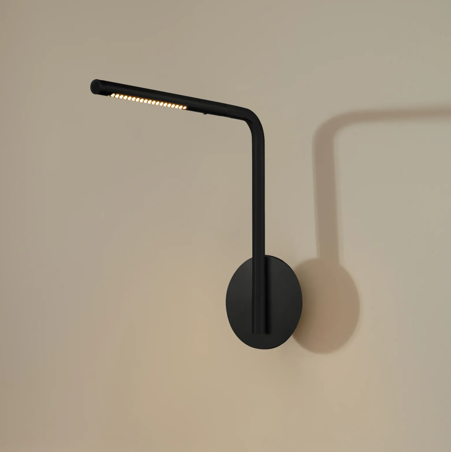 UMAGE LED-seinävalaisin Omni Pivot, musta, himmennettävä