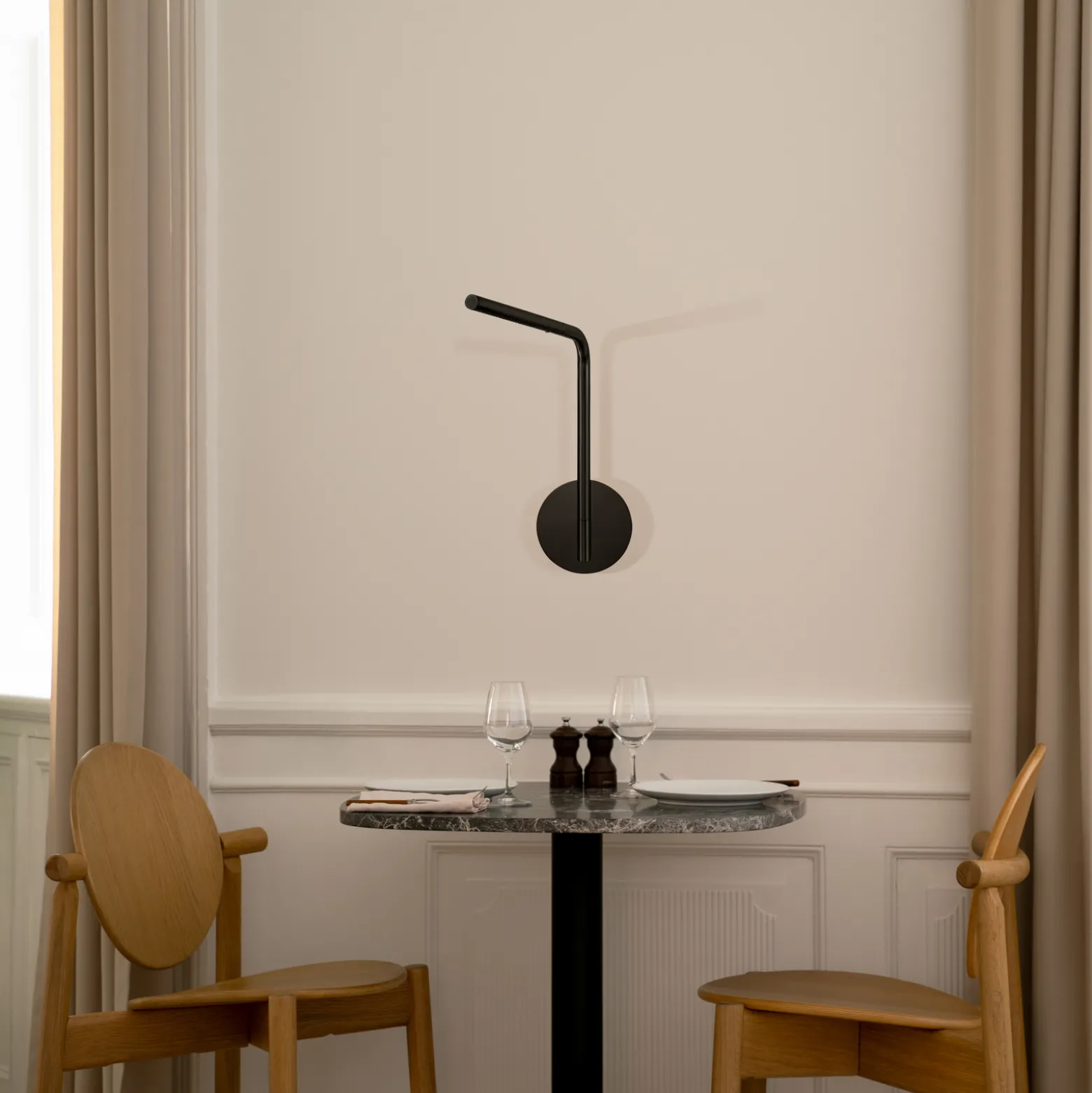 UMAGE LED-seinävalaisin Omni Pivot, musta, himmennettävä