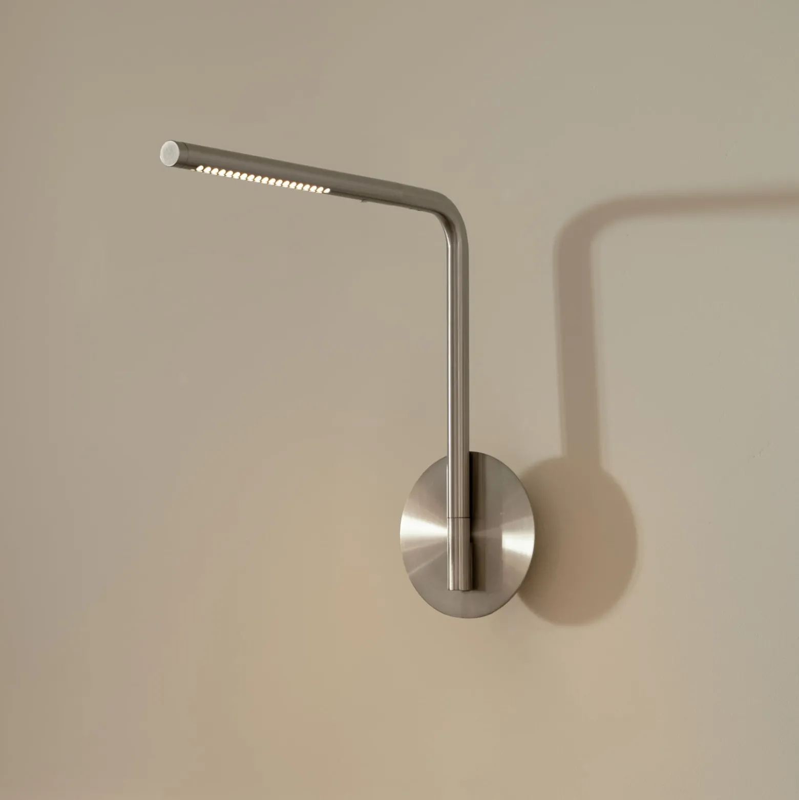 UMAGE LED-seinävalaisin Omni Pivot, teräksenvärinen, himmennettävä