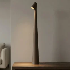 Vibia LED-akkukäyttöinen pöytävalaisin Africa, korkeus 45 cm, tummanruskea
