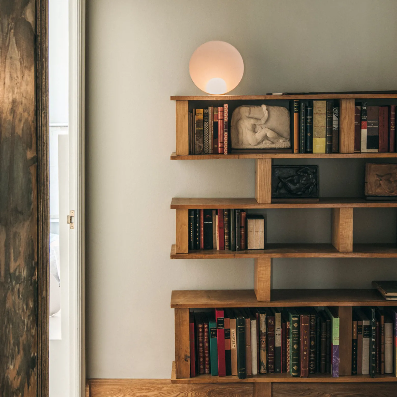 Vibia LED-pöytävalaisin Musa 7400, ruusukulta, Ø 26 cm, seisova