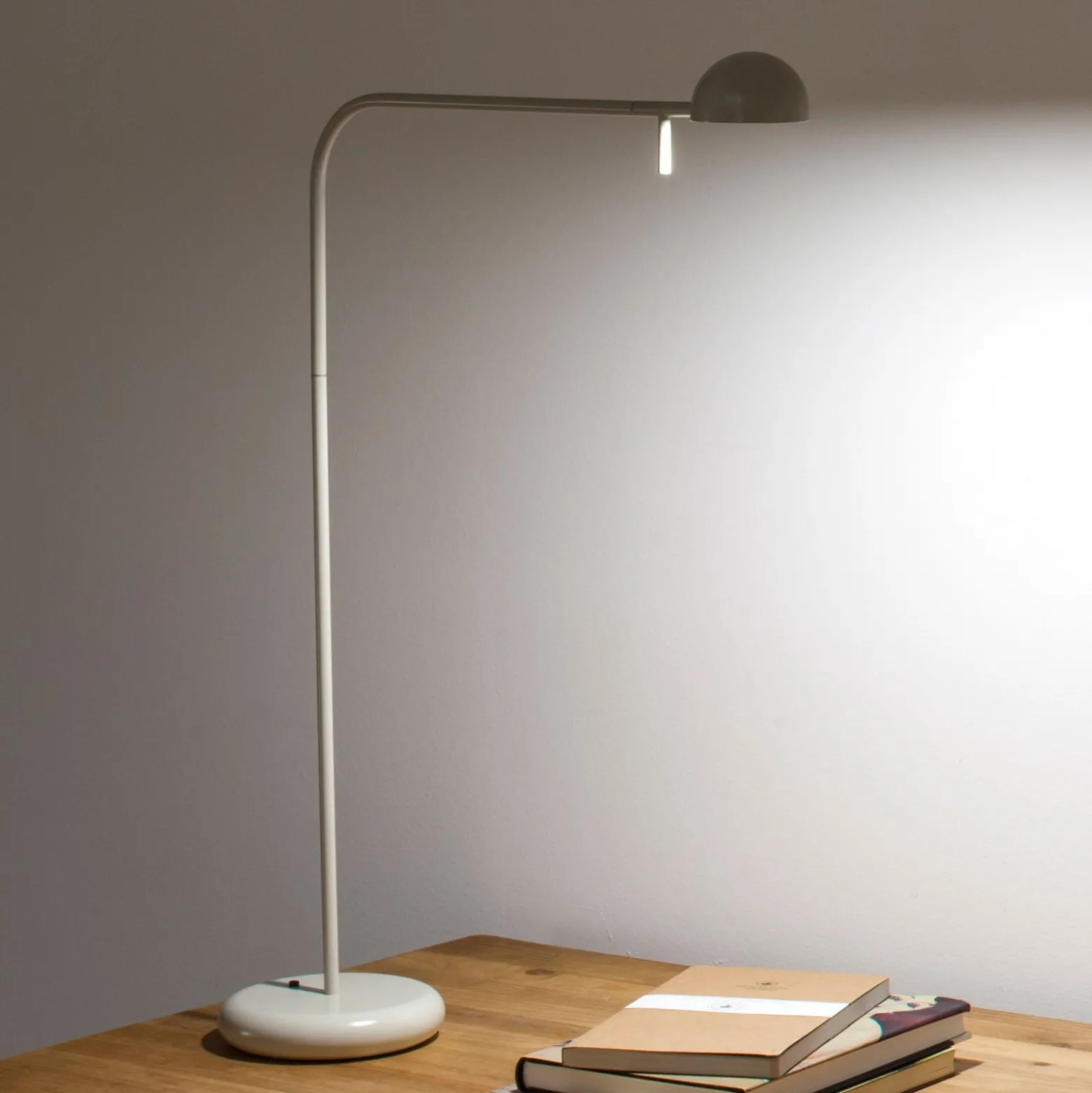 Vibia Pin 1655 LED-pöytälamppu, pituus 40 cm, kermanvärinen