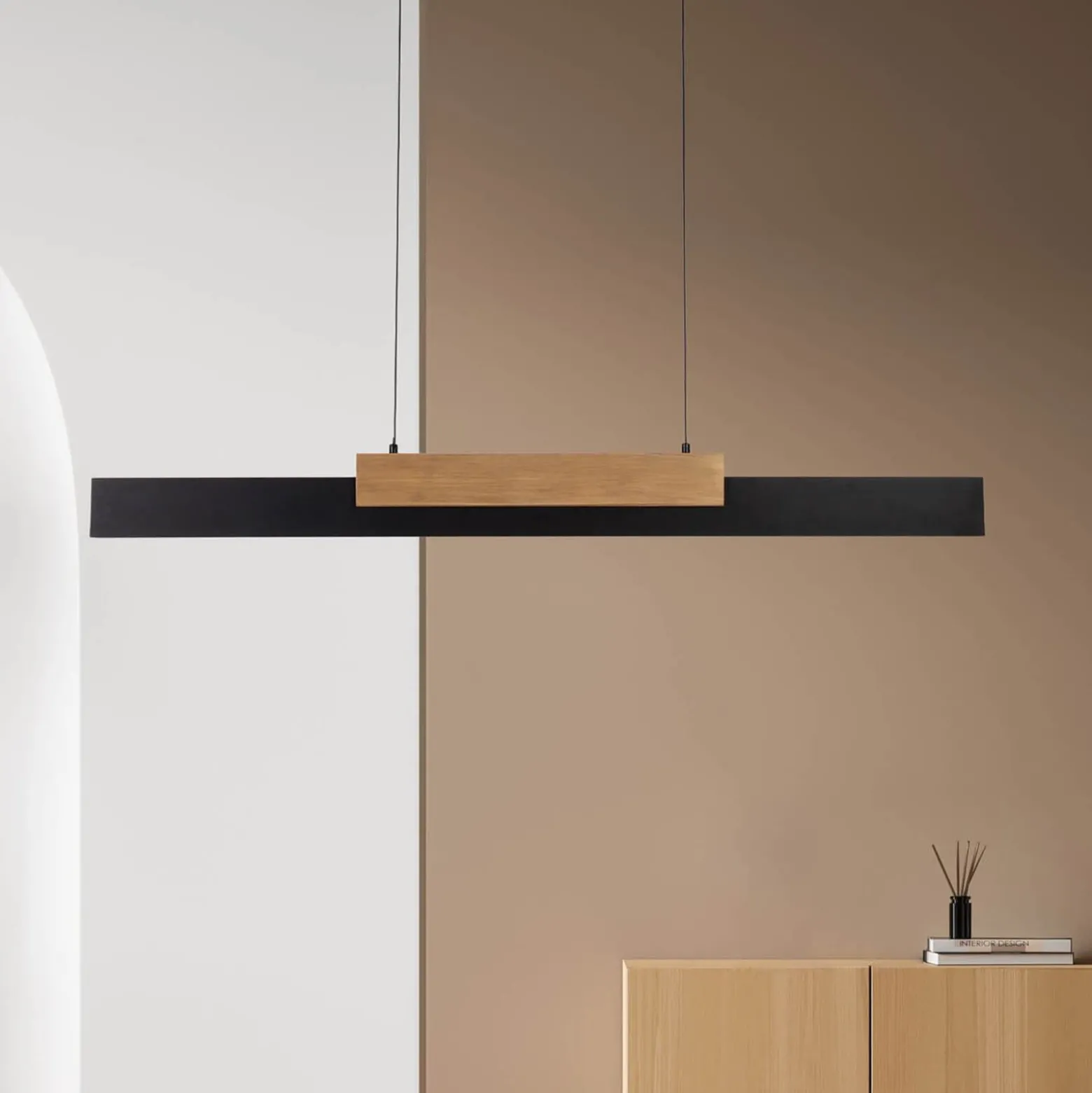 Wiebke LED-riippuvalaisin, musta puinen yksityiskohta 120,5 cm